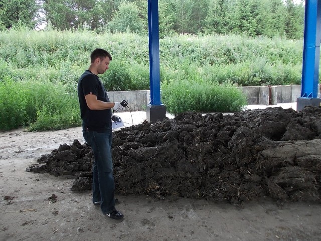 Jeden ze studentów Politechniki Gdańskiej podczas pomiaru temperatury pryzmy - pod wiatą w kompostowni