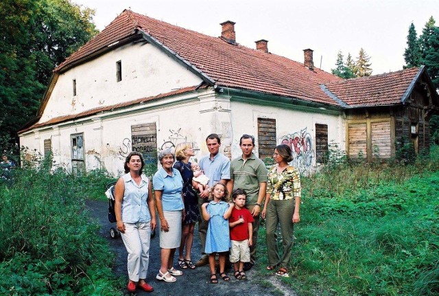 Rodzina Lubomirskich z seniorką rodu Jolantą, córką księcia Jerzego, w dawnej posiadłości w parku w Charzewicach.