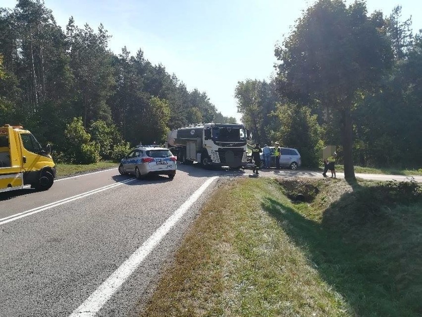 Stawiski. Wypadek na obwodnicy. DK 61 całkowicie zablokowana. Trzy osoby w szpitalu