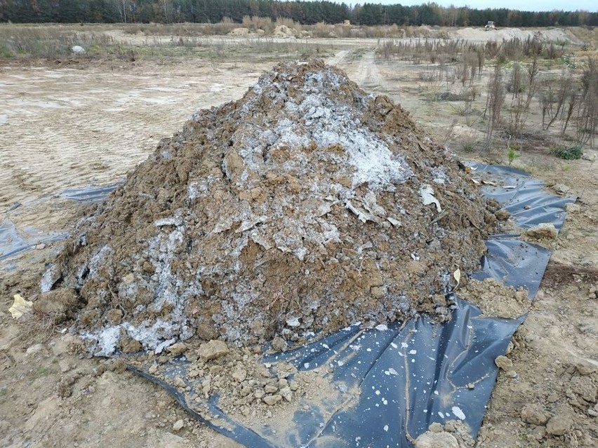 Niebezpieczne odpady chemiczne porzucone we wsi Osówka