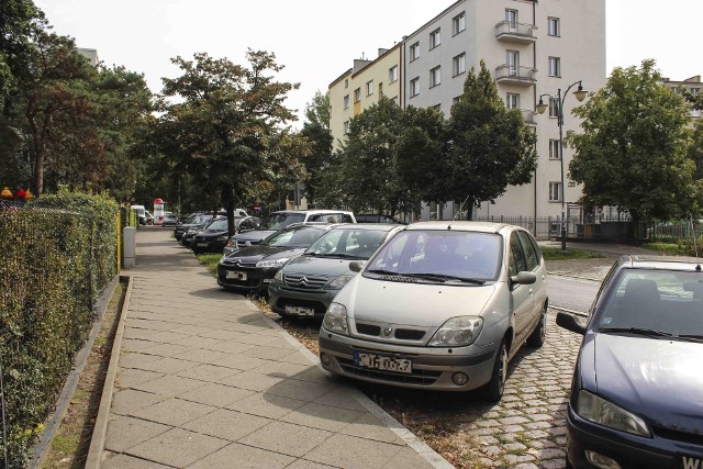 Wraz ze wzrostem liczby użytkowanych samochodów, rośnie też problem z miejscami postojowymi. Spółdzielnie i MZD budują nowe parkingi, mimo to mieszkańcy często i tak mają problem, by zaparkować w pobliżu swoich bloków. Gdzie jest najgorzej? Więcej informacji ma kolejnych stronach. Aby przejść dalej, przesuń zdjęcie gestem lub naciśnij strzałkę w prawo.