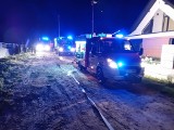 Poranny pożar domu w Niewodnicy Kościelnej. Strażakom udało się uratować budynek 