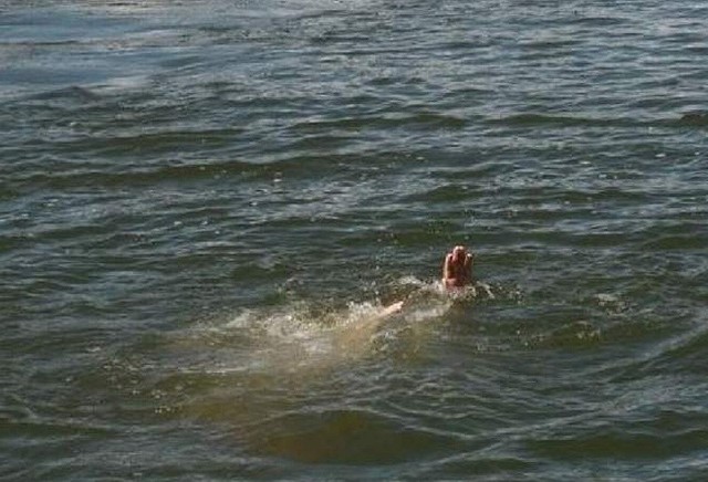 58-latek poszedł popływać po raz ostatni. Zmarł mimo reanimacji.