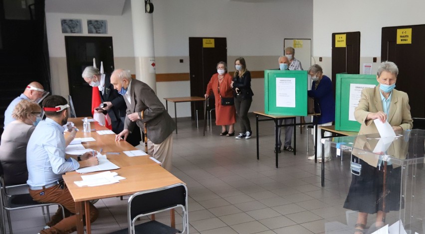 Głosowanie w obwodowej komisji wyborczej numer 23 w Radomiu,...