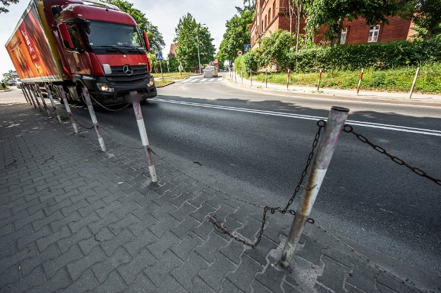 Nie tylko dziury w nawierzchni, ale też zerwane łańcuchy oddzielające chodnik od drogi. Tak wygląda dziś ulica Pileckiego.