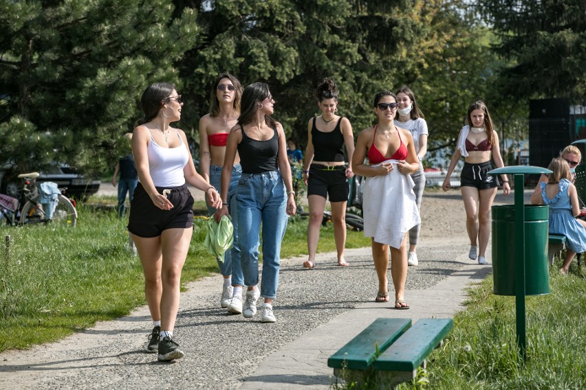 Tłumy nad Bagrami. Piękna pogoda "wyciąga" mieszkańców Krakowa z mieszkań i domów. Niektórzy kompletnie lekceważą nakaz [GALERIA]