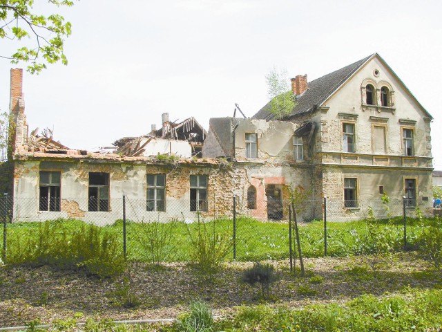 Po zimie runęła większość dachu, ale właściciel nie poinformował o tym konserwatora zabytków. (fot. Beata Szczerbaniewicz)