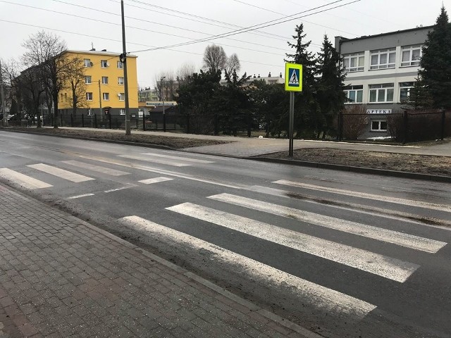 To zabawne, ale często też niebezpieczne. Radny Mariusz Blazy (Głos Pokoleń) postanowił przejść się osiedlem 1 Maja w Wodzisławiu Śl. w polowaniu drogowych (i nie tylko) absurdów. Długo nie musiał ich szukać.Sami zobaczcie...I tak na ulicy św. Wawrzyńca (droga powiatowa) w pobliżu przychodni mieszkańcy mogą dostrzec tuż obok siebie wymalowane przejście dla pieszych, ale tylko przed jednym informuje pionowy znak. Być może ktoś pomyślał, że na podwójnych pasach będzie bezpieczniej? Nic z tego.