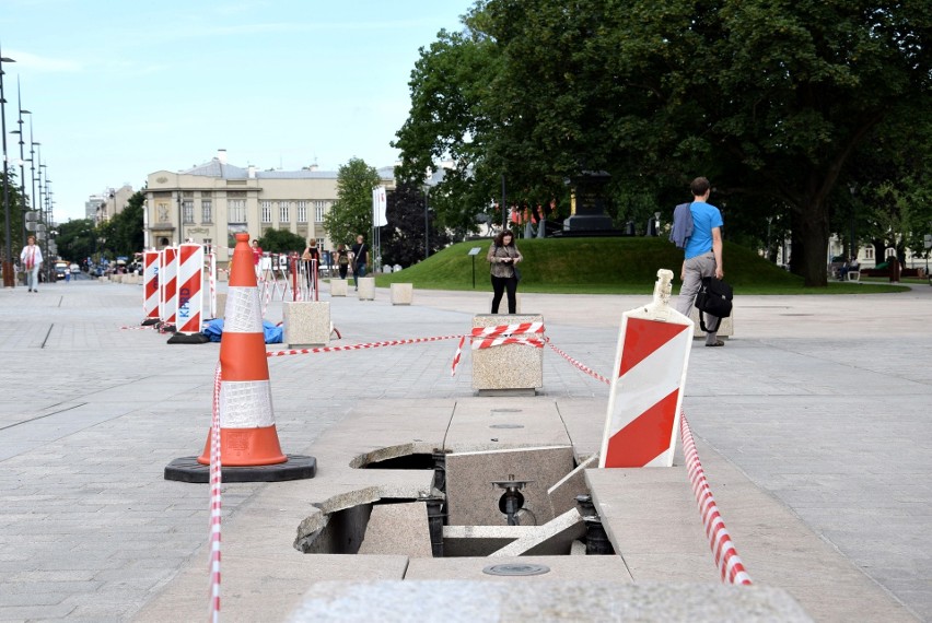 Kolejna fontanna na placu Litewskim uszkodzona. Przez samochód firmy sprzątającej [ZDJĘCIA]