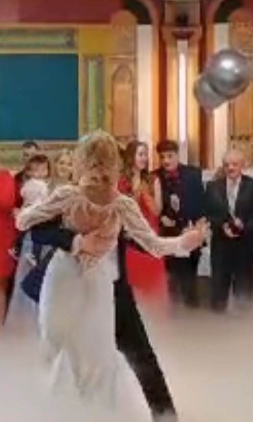 Daniel Martyniuk przytulał żonę.