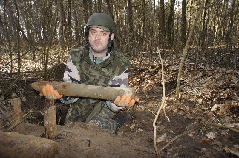 Rozminowywanie lasu w Koziegłowach.