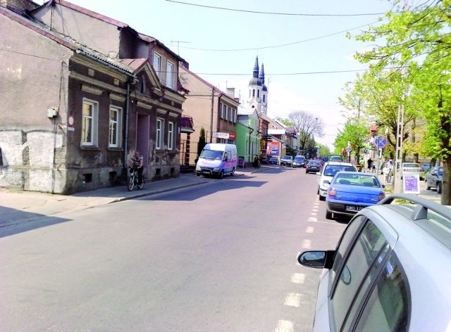 Vis-a-vis tych budynków znajduje się siedziba starostwa, która do wody i kanalizacji jest oczywiście podłączona. Blisko stąd do ratusza, niedaleko do rynku.