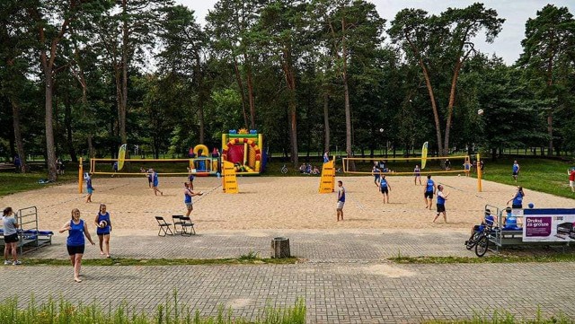 Podczas Amatorskiego Turnieju Plażowej Piłki Siatkowej w Kozienicach spotkania rozgrywano na dwóch boiskach.