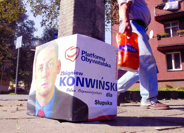 Zbigniew Konwiński już wywiesił w mieście kilkadziesiąt plakatów wyborczych. Niebawem ze słupów i witryn uśmiechać się do nas będą dziesiątki innych samorządowców.