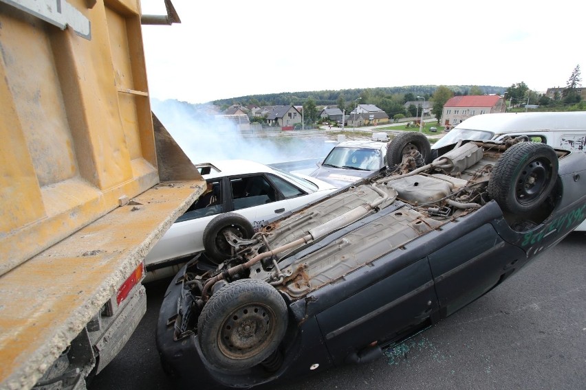 Karambol, wyciek z cysterny i rozmontowywanie barier - ćwiczenia strażaków na "S7"