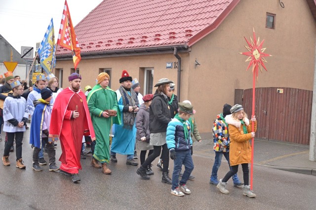 Po mszy świętej w kościele pw. św. Stanisława w Rynarzewie wyruszył po raz piąty Orszak Trzech Króli. Orszak przeszedł przez miejscowość do kościoła pw. św. Katarzyny gdzie Trzej Królowie oddali pokłon Jezusowi i złożyli dary w żłobie. Oto kilka migawek z tego wydarzenia.