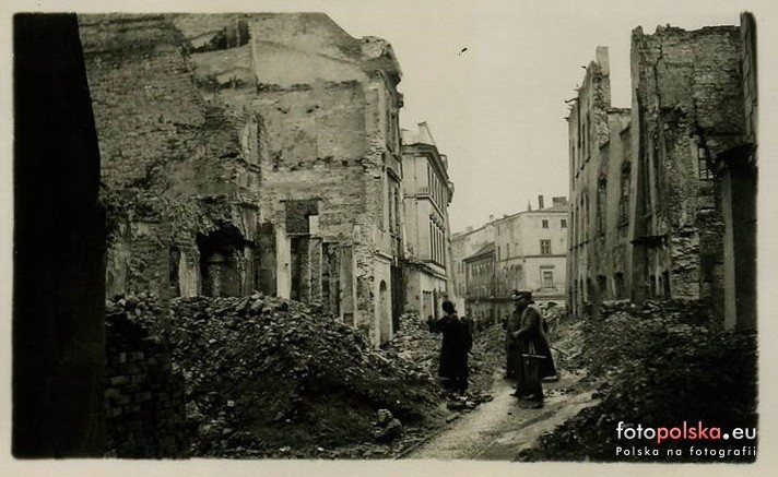 Bombardowanie Lublina we wrześniu 1939 roku. Tak wyglądała zniszczona ulica Jezuicka. Zobacz unikalne fotografie