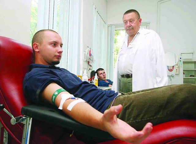 - Mam nadzieję, że wkrótce widok człowieka oddającego krew w supermarketach nie będzie niczym niezwykłym  - mówi Ryszard Jaguś (stoi), dyrektor stacji krwiodawstwa w Słupsku.