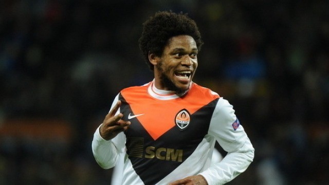 LUIZ ADRIANO OBJAWIENIEM Luiz Adriano to jedno z objawień tegorocznej fazy grupowej Ligi Mistrzów. Brazylijczyk z Szachtara Donieck został drugim piłkarzem w historii Ligi Mistrzów, który zdobył pięć goli w jednym meczu. Dokonał tej sztuki w wyjazdowym spotkaniu z BATE Borysów, które jego drużyna wygrała 7:0. Wcześniej pięcioma trafieniami w jednym meczu mógł się pochwalić jedynie Argentyńczyk Lionel Messi z Barcelony.