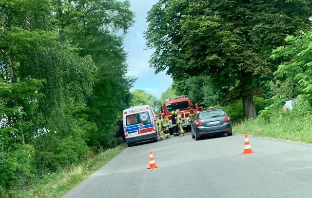 Na drodze powiatowej w Gołębiowie w gminie Jasieniec doszło do dachowania samochodu. Potrzebna była pomoc ekipy pogotowia i strażaków, czynności na miejscu prowadzili policjanci.