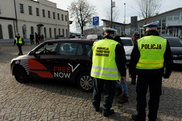Wzmożone kontrole taksówek w Białymstoku i regionie. Policjanci i inspekcja drogowa sprawdzają auta i kierowców. Są już pierwsze mandaty