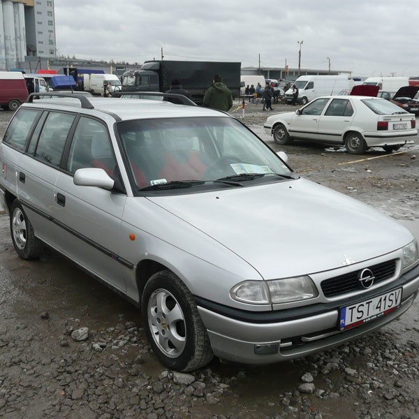Opel AstraOpel Astra. Silnik 1,6 benzyna. Rok produkcji 1998. Wyposazenie: 2 poduszki powietrzne, radioodtwarzacz, centralny zamek, klimatyzacja, ABS Cena 9600 zl.