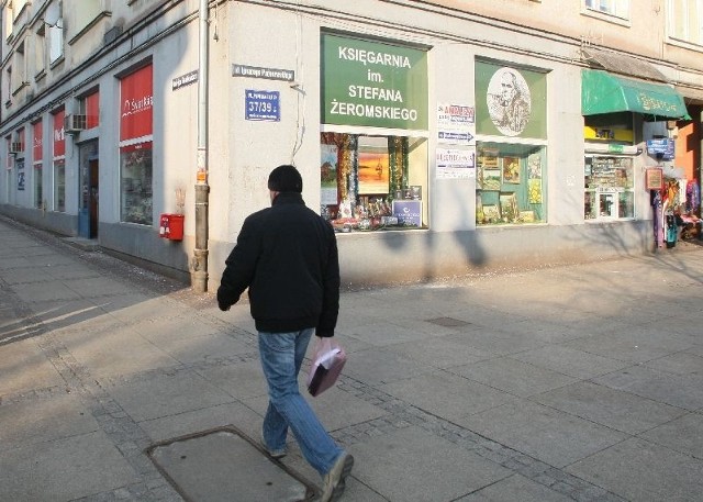 Wkrótce w tym miejscu zamiast księgarni będzie drogeria. W naszym mieście już funkcjonują sklepy sieci "Drogeria Natura&#8221;. Na placu Wolności i w Galerii Echo. Na Sienkiewicza będzie trzecia.