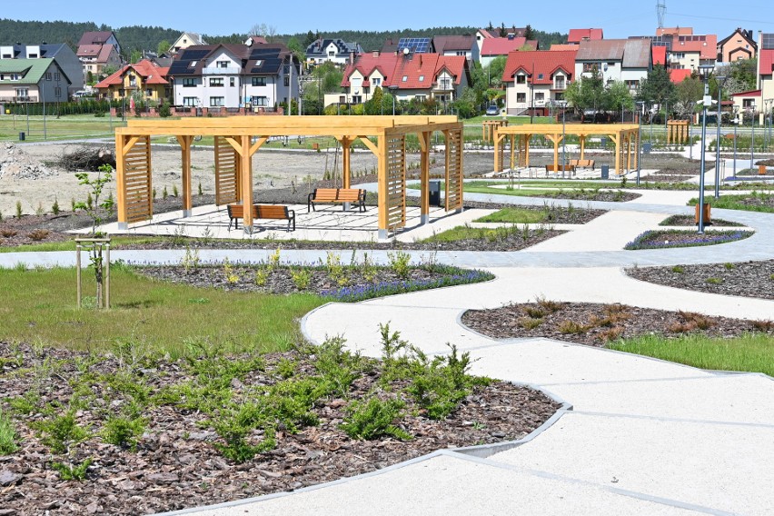 Nowe - park i skatepark w Chęcinach prezentują się znakomicie. Dzieci i młodzież mają gdzie szaleć! Zobaczcie najnowsze zdjęcia