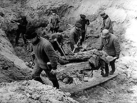Eksuhumacja katyńskich zbiorowych grobów w 1943 roku.