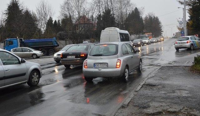 Przebudowa skrzyżowań na wiecznie zakorkowanym wjeździe do Wieliczki ruszy za tydzień. Kierowców czeka gehenna