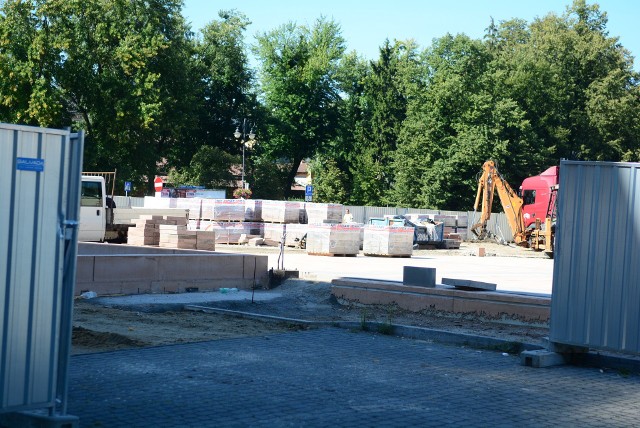 Na placu Jagiellońskim w Radomiu obecnie trwają prace nad układaniem kostki brukowej oraz budowane jest oczko wodne.