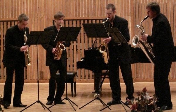 Czterech saksofonistów z SaxEuforia podczas występu.