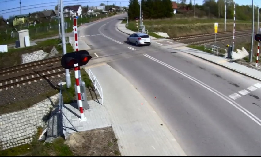 Zawisty Podleśne. Niebezpieczne zachowania kierowców na przejeździe kolejowym. Zdjęcia i wideo