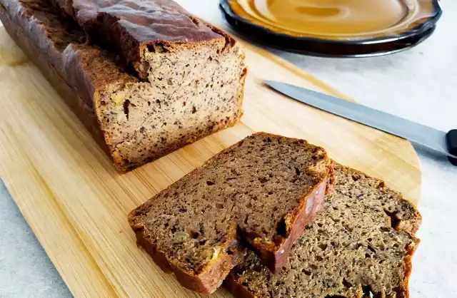 Pachnący chlebek bananowy bez glutenu i bez cukru to pomysł na zdrowe i pyszne śniadanie. Kliknij galerię i zobacz, jak go zrobić. Przesuwaj zdjęcia strzałkami lub gestem.