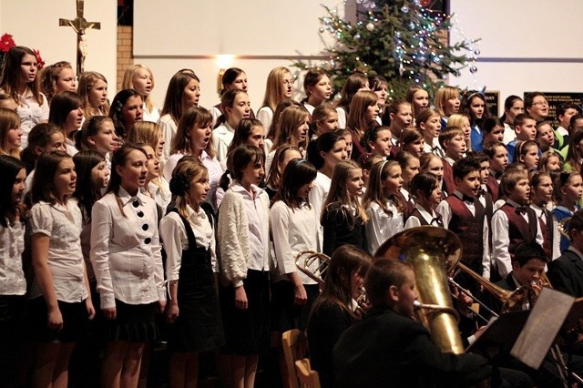 Koncert wykonało blisko 160 uczniów ze szkół podstawowych i gimnazjalnych z całej gminy.