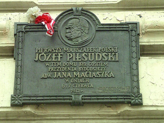 Tablica upamiętniająca nocleg Piłsudskiego przy ul....