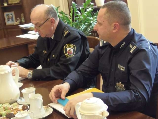 Komendant Straży Miejskiej Jan Przeczewski przyznaje, że dla jego formacji sporym problemem stały się osoby leżące na ulicach. Najczęściej pijane