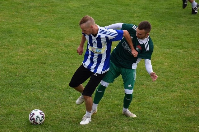 Stal Gorzyce pewnie przegrała w meczu sparingowym z beniaminkiem czwartej ligi podkarpackiej, Sokołem Nisko, różnicą dwóch goli.Stal Gorzyce - Sokół Nisko 2:4Bramki: Zawodnik testowany I 44 Winiarski 69 - Juda 14 P. Tur 31 M. Tur 67, Soboń 87.Paterek - Madej, Winiarski, Przepiórka - Partyka, Jędral, Świąder, zawodnik testowany I, Toś - Andrasik, zawodnik testowany II.Z ławki weszli: zawodnik testowany III, Czerwonka, Radzimowski, Snopek.Dla Stali Gorzyce był to ważny sparing z przeciwnikiem, który wygrał w ubiegłym sezonie stalowowolską klasę okręgową po czym po ledwie roku nieobecności powrócił do rozgrywek czwartej ligi podkarpackiej.Dla Sokoła Nisko natomiast był to ostatni sprawdzian przed pierwszym od wielu miesięcy meczem o stawkę. W półfinale Regionalnego Pucharu Polski w okręgu Stalowa Wola niżanie zmierzą się z Unią Nowa Sarzyna, a będzie to 18 lipca. W finale tych rozgrywek czeka już obecny obrońca tytułu, Sokół Sokolniki, który w poprzedniej rundzie pokonał 3:2 Słowianina Grębów. Finał odbędzie się 22 lipca.