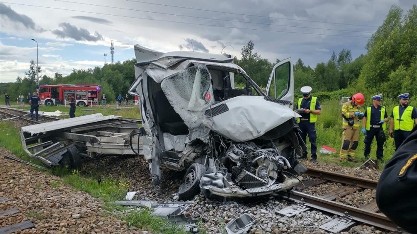 Wypadek na niestrzeżonym przejeździe kolejowym w Dąbrowie...