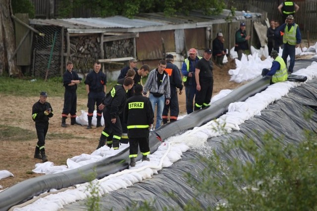 Bielinek i Krajnik - przygotowania do powodziW Bielinku Odra przekroczyla stan alarmowy.