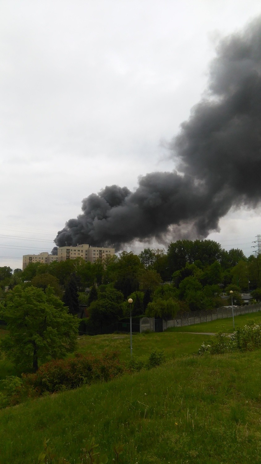 Pożar w Katowicach 13.05.2016. Pożar hali na ul. Żeliwnej