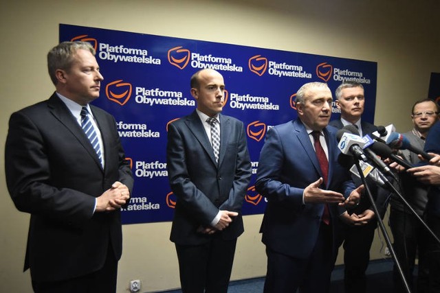 Głosy polityków z Kujawsko-Pomorskiego mogą rozłożyć się po połowie na Borysa Budkę i Tomasza Siemoniaka.