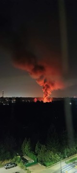 Nocny pożar przy ulicy Radocha w Sosnowcu. Spłonęła pryzma odpadów komunalnych. Na miejscu działały cztery zastępy straży pożarnej
