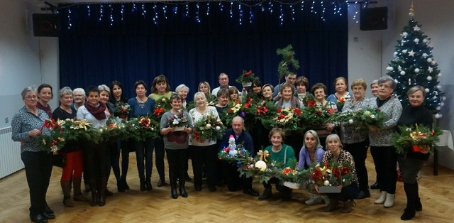 Mieszkańcy gminy Opatowiec spotkali się w Domu Kultury, żeby wspólnie spędzić czas w świątecznej, przyjaznej atmosferze. Uczestniczyli w warsztatach, podczas których stworzyli piękne dekoracje