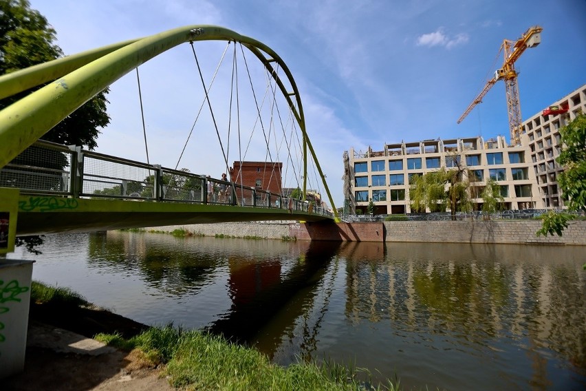 Budynki z zabytkową ścianą dawnej szkoły oraz z pochyłą elewacją prawie gotowe przy ul. Drobnera we Wrocławiu [ZDJĘCIA] 