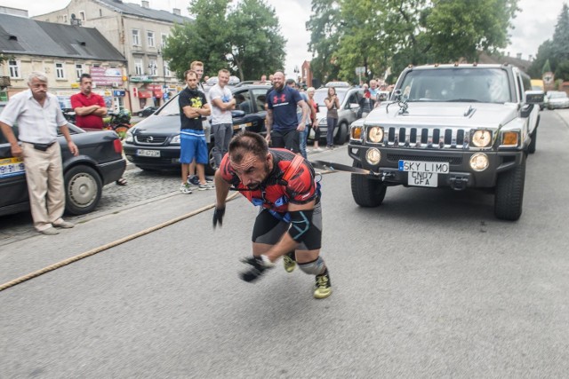 W środę Sebastian Brzyski, strongman z Radomia, przeciągał hummera o długości ośmiu metrów. To element przygotowań do mistrzostw świata w Finlandii.