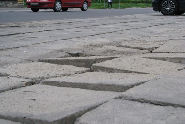 Tak wygląda fragment chodnika na ulicy Katowickiej w Opolu. Drogowcy obiecują, że tego typu "pułapki&#8221; znikną w tym roku.