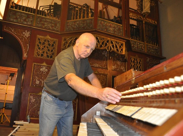 Bronisław Urbanski pracuje nad przywróceniem dawnej świetności organom w szczecineckim kościele pw. Narodzenia Najświętszej Maryi Panny.