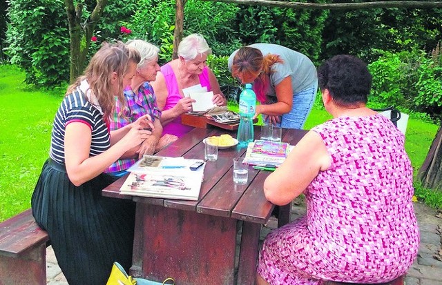 Członkinie Koła Gospodyń Wiejskich wypytują o wszystko najstarsze mieszkanki wsi. To one są skarbnicą wiedzy o tradycjach