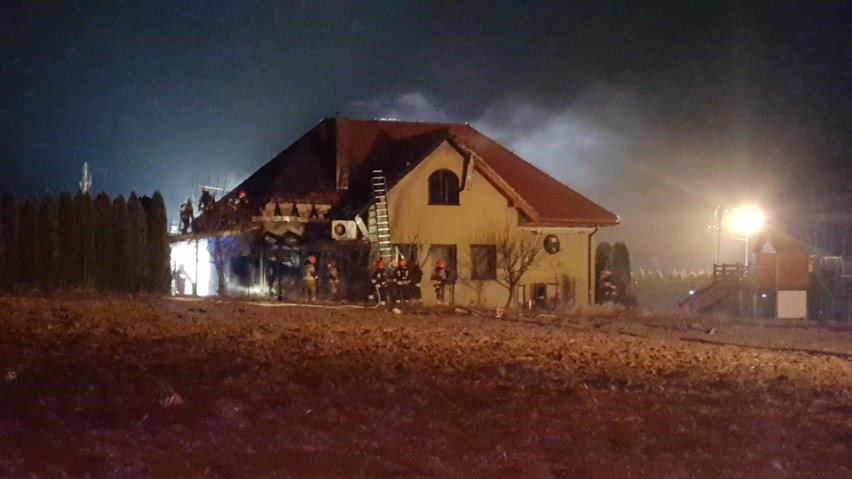 Wielki pożar w Dojazdowie. Cały dom stanął w ogniu, mieszkańcom udało się opuścić budynek